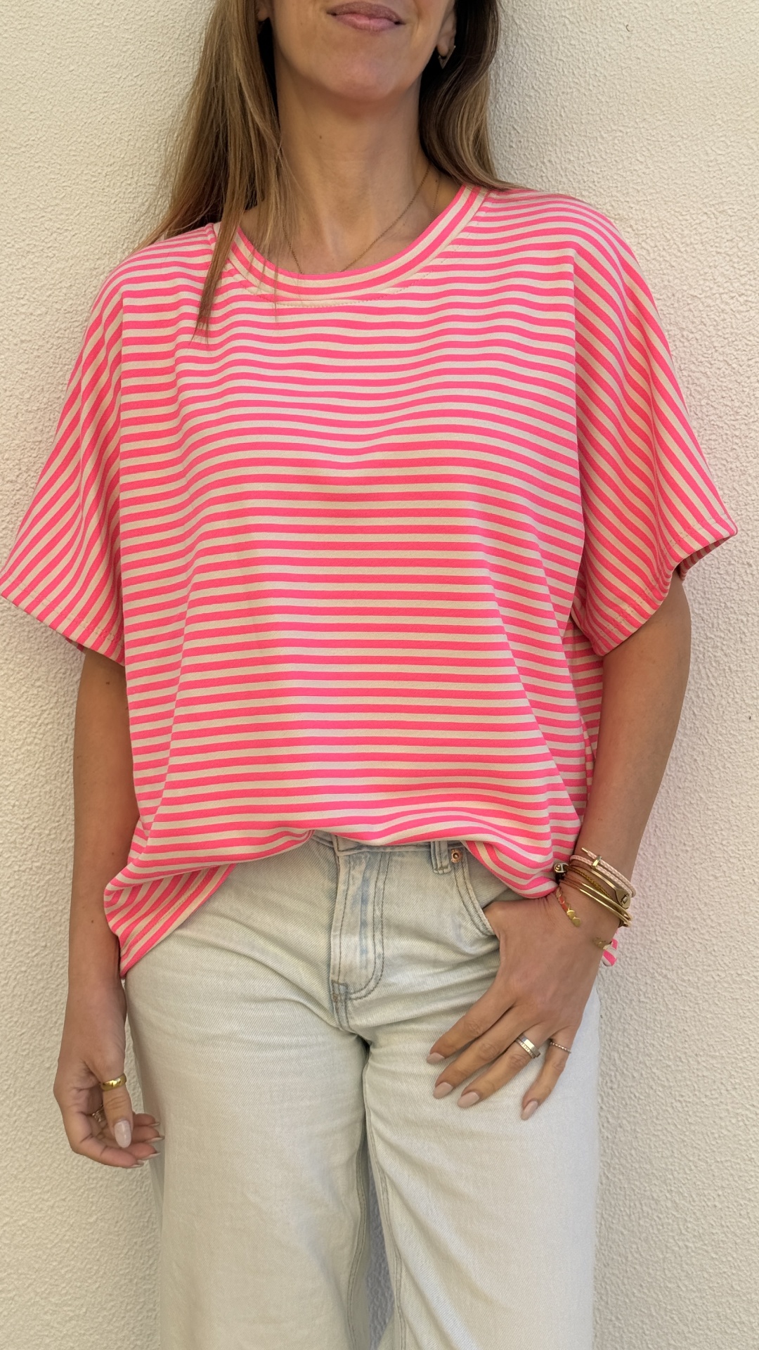 T-shirt de riscas rosa e branco e calças de ganga claras