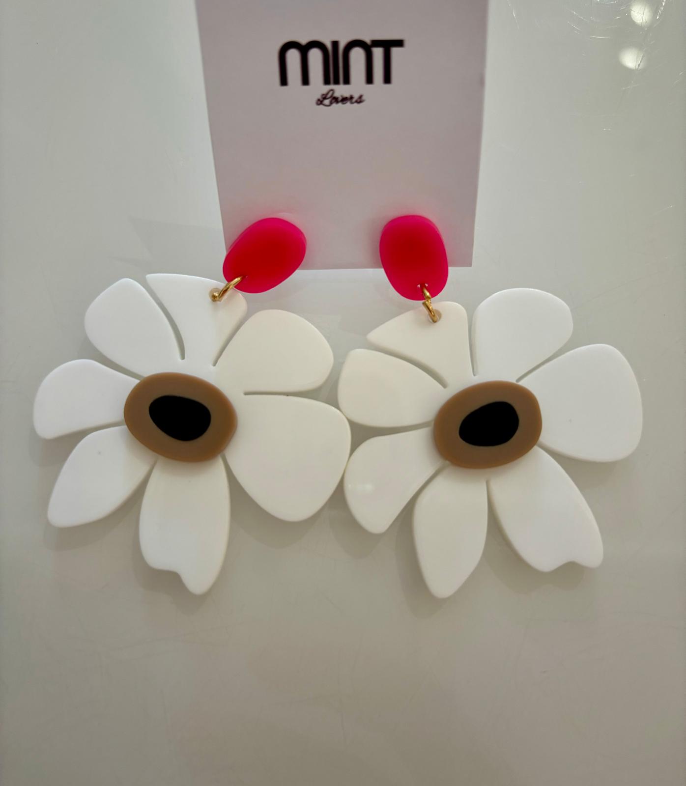 Brincos florais em plástico branco, bege, preto e vermelho com cartão MINT Lovers