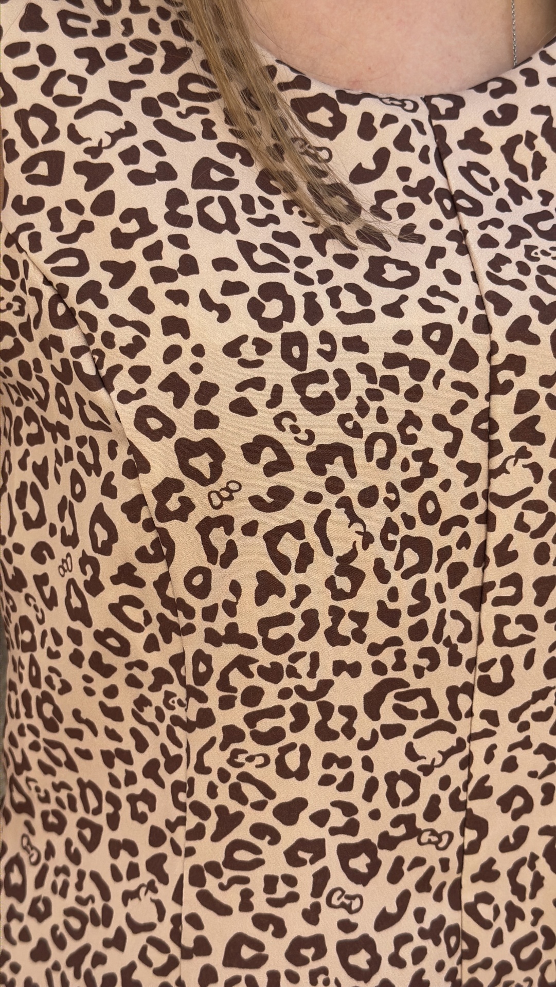 Blusa com padrão animal print castanho e bege e gola redonda