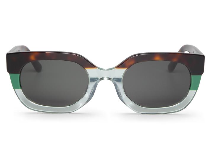 Óculos de sol com armação castanho tartaruga, verde e transparente em fundo branco