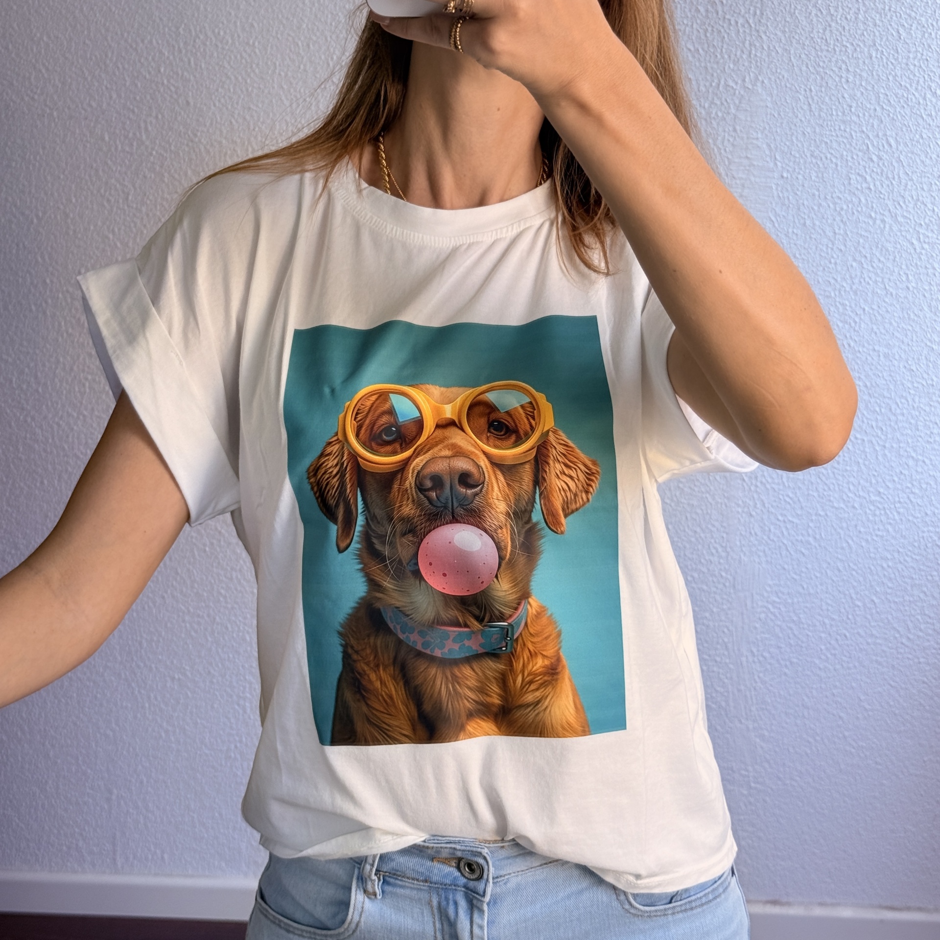 T-shirt branca com estampado de cão com óculos amarelos a assoprar chiclete cor-de-rosa.