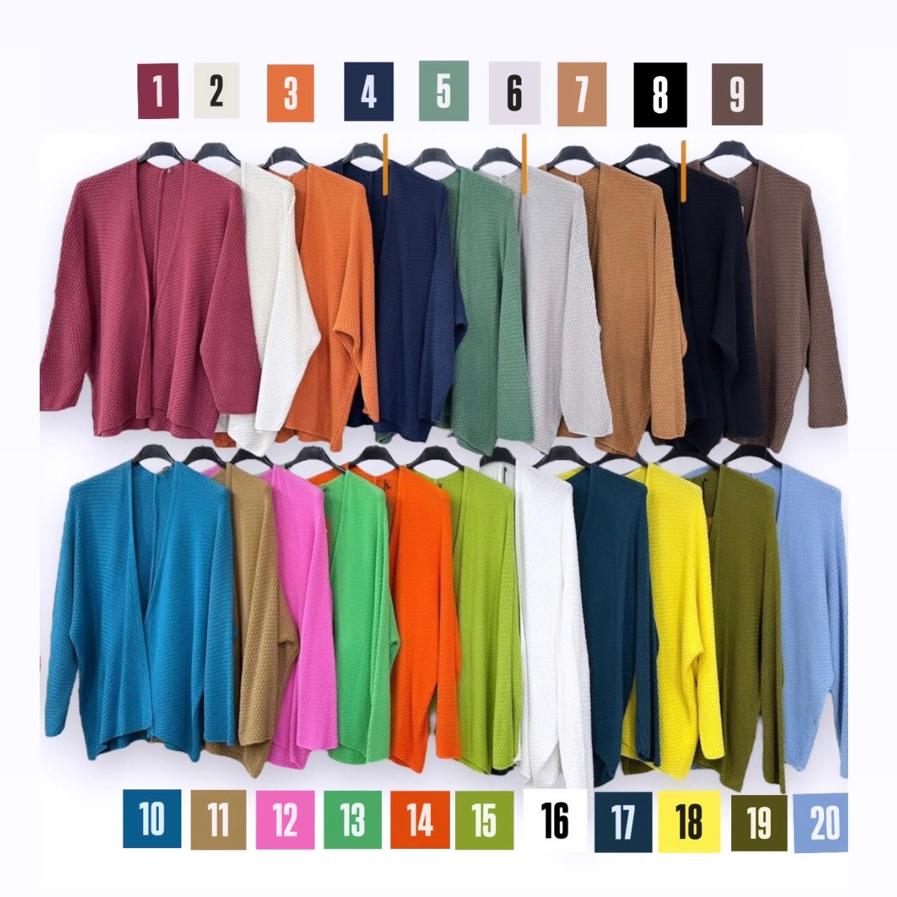 Camisolas coloridas numeradas penduradas em cabides sobre fundo branco