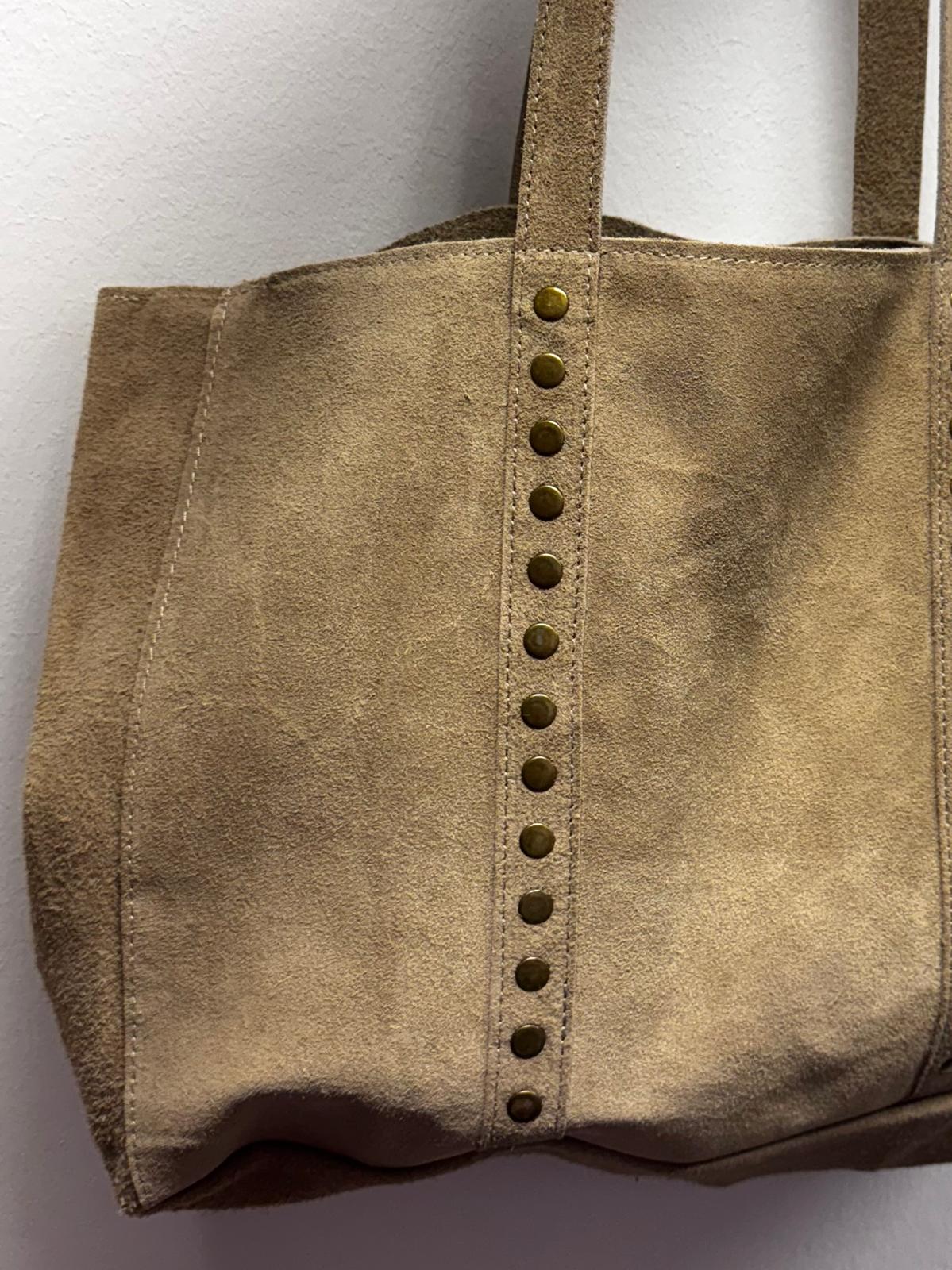 Mala castanha de camurça com rebites metálicos dourados