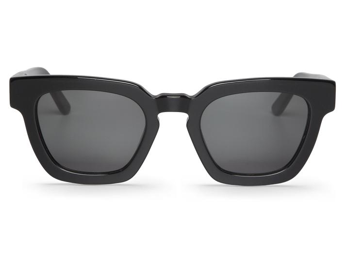 Óculos de sol com armação preta e lentes escuras