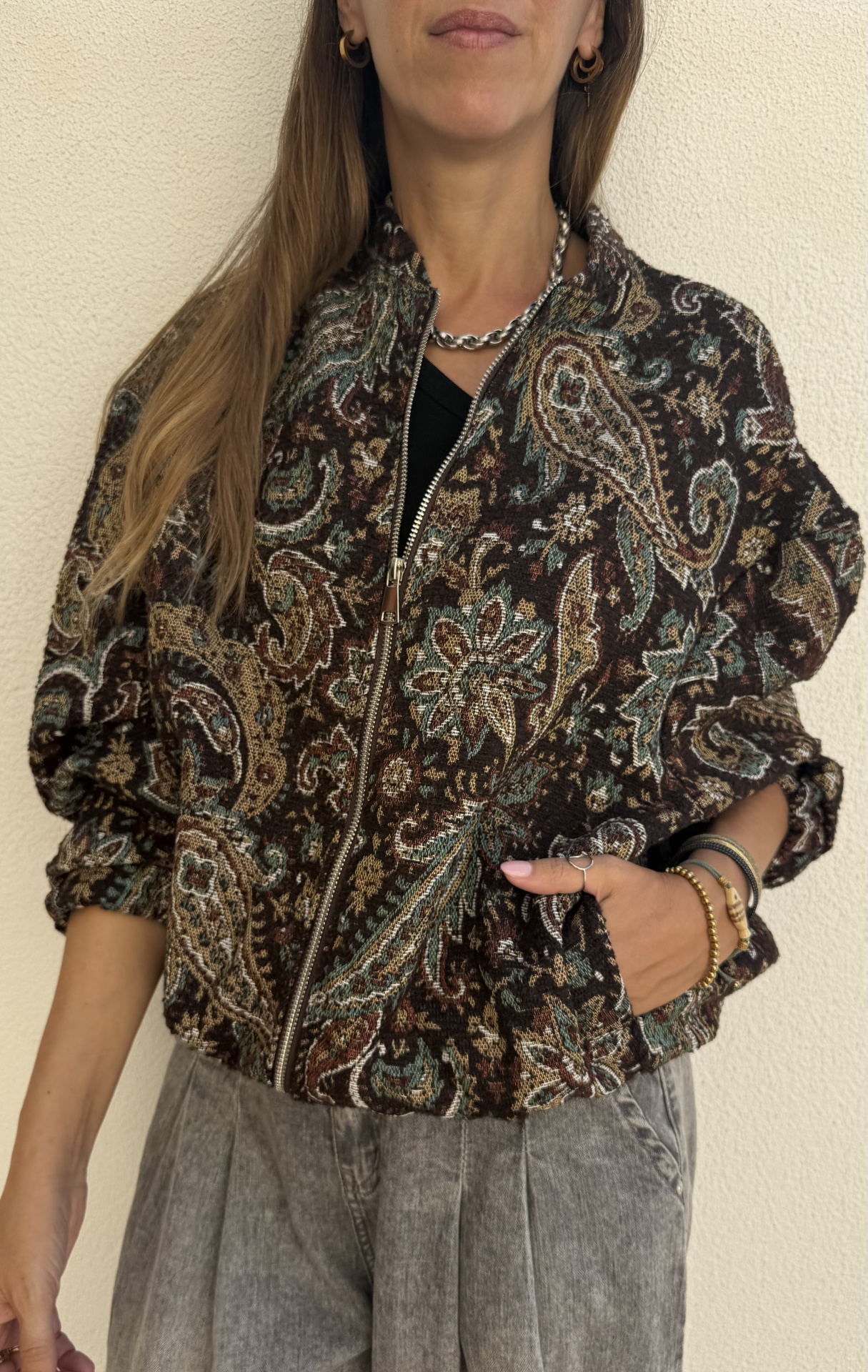 casaco estampado floral com fecho de correr e calças cinza