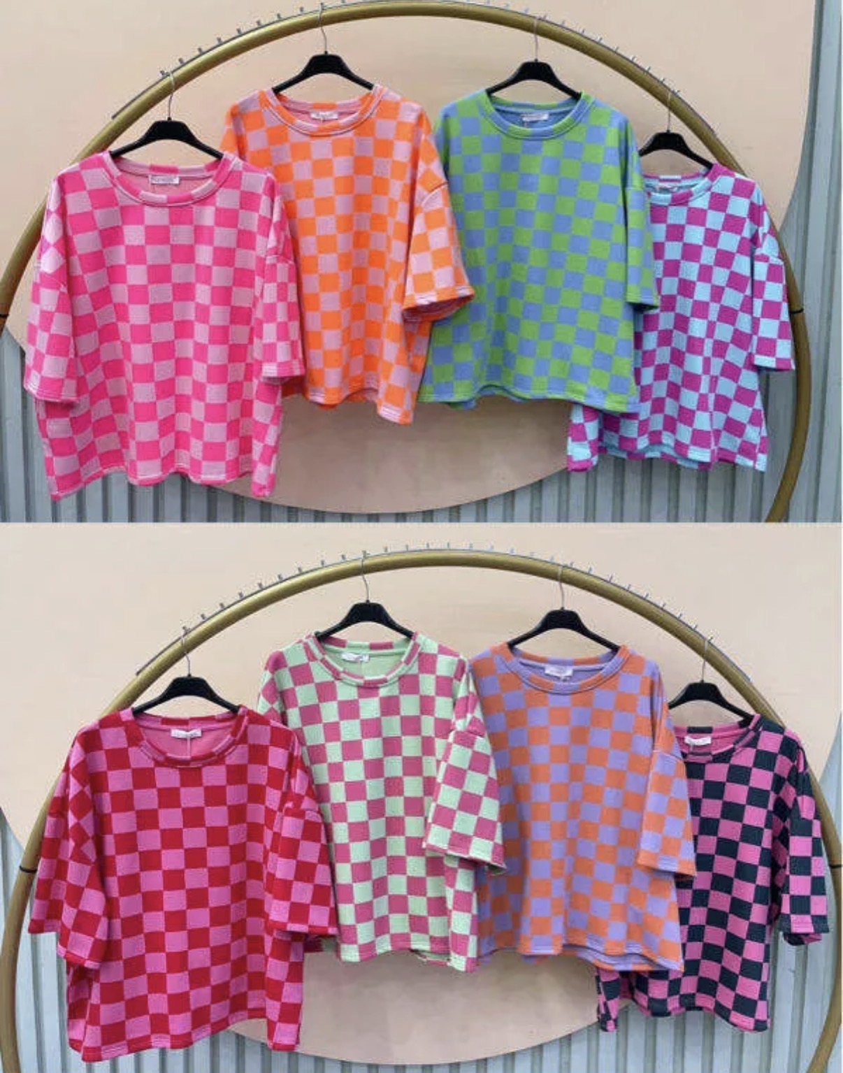 T-shirts xadrez coloridas penduradas em cabides