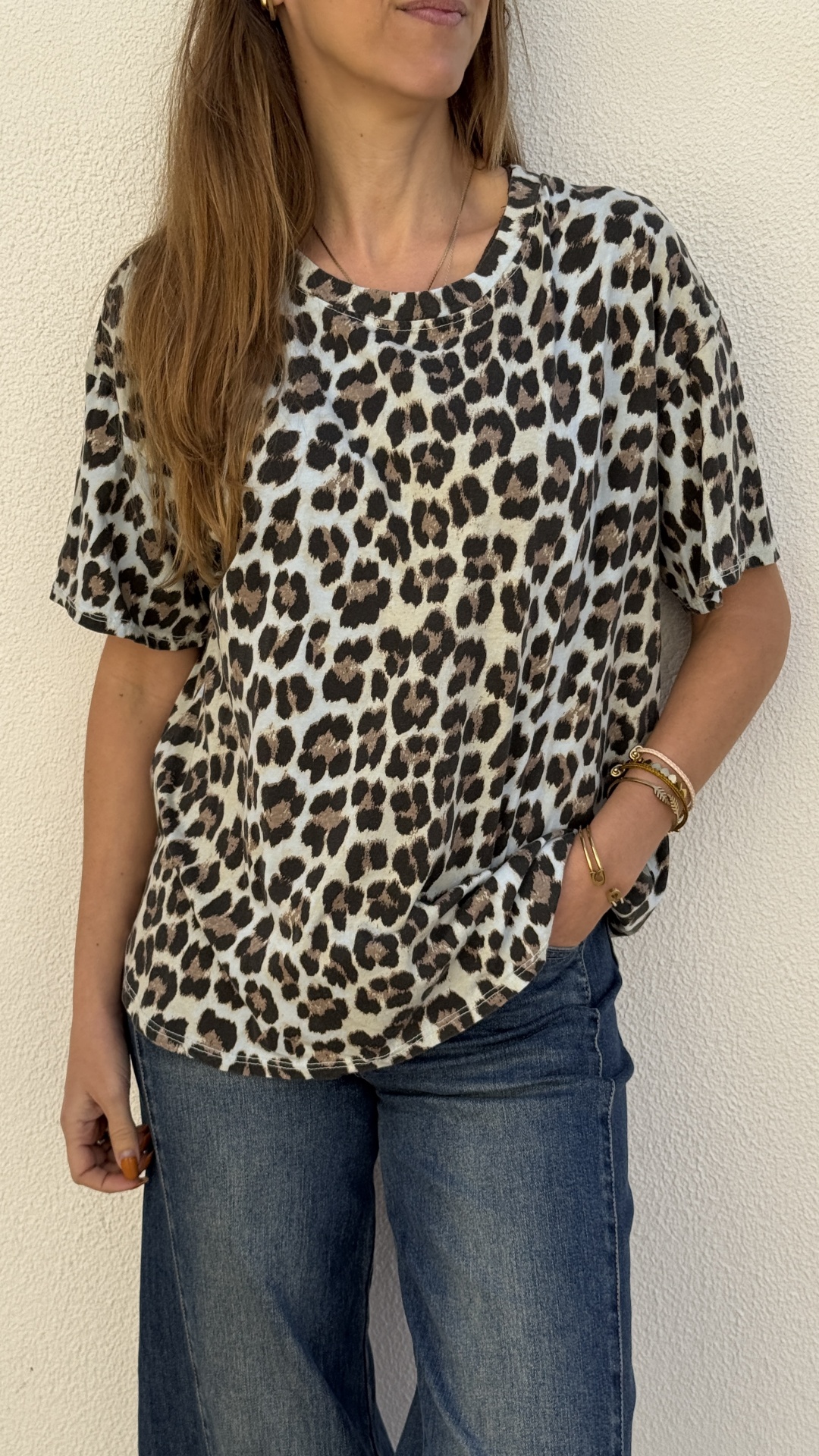 T-shirt padrão leopardo castanho e bege com mangas curtas