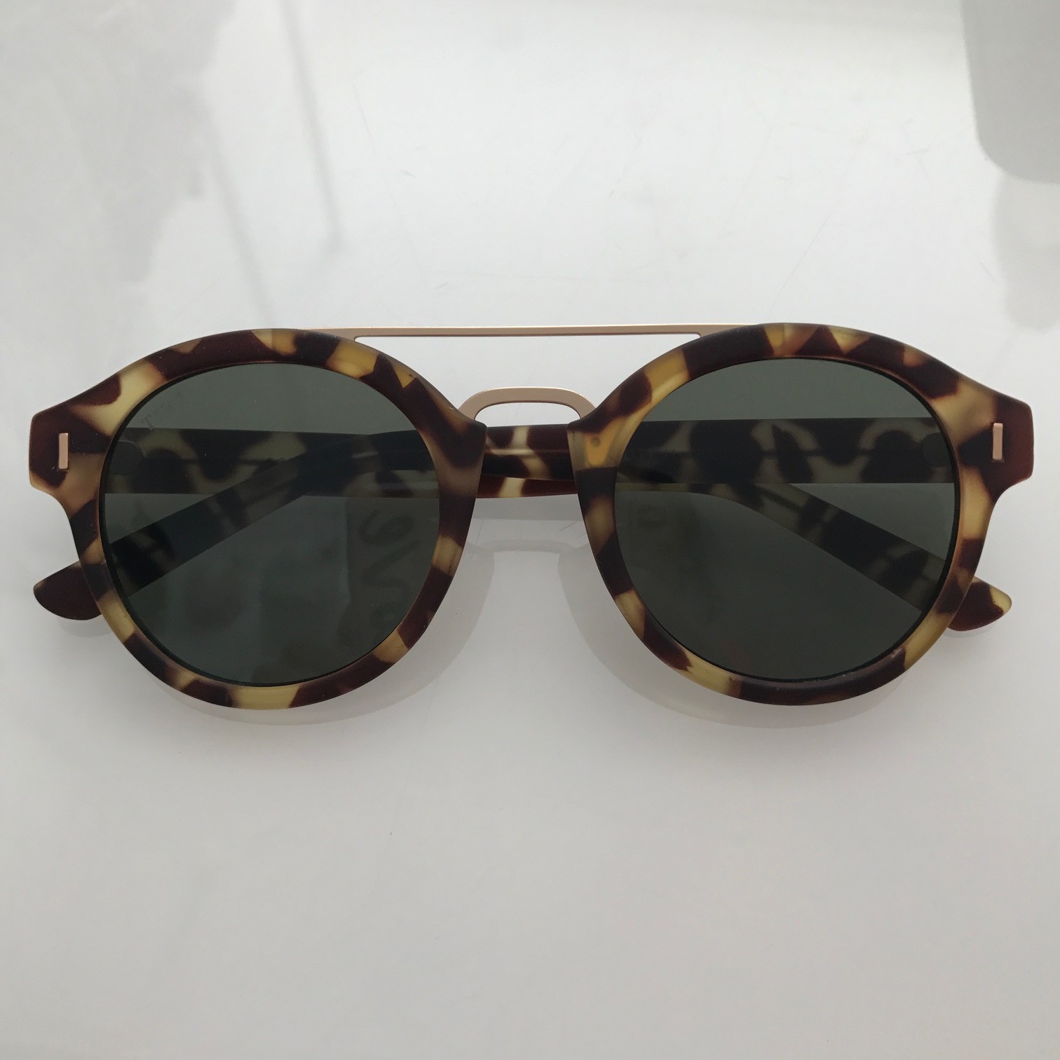 Óculos de sol redondos padrão tartaruga com lentes escuras