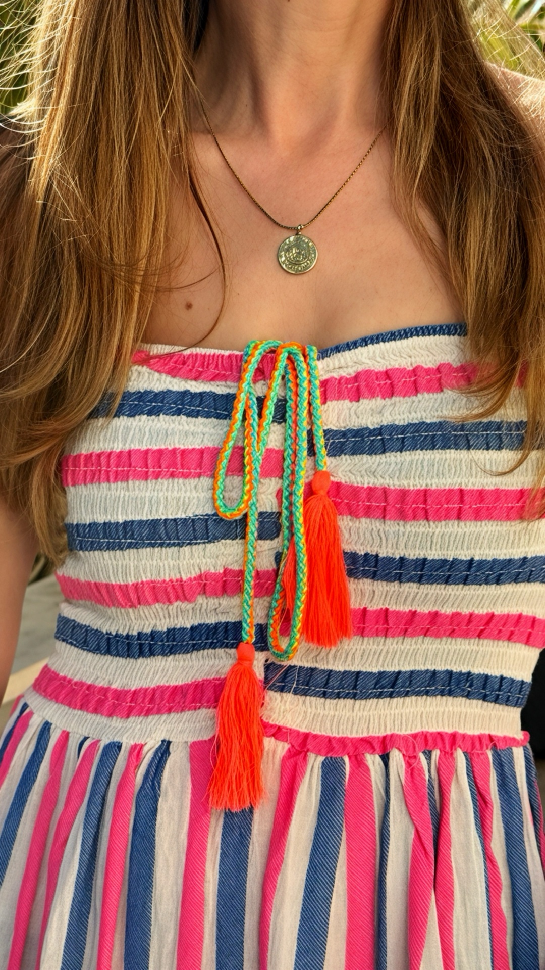 Vestido colorido com riscas e cordões coloridos com tassels