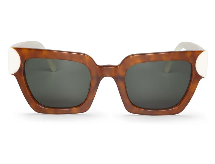 Óculos de sol castanho marmoreado com detalhes brancos e lentes escuras