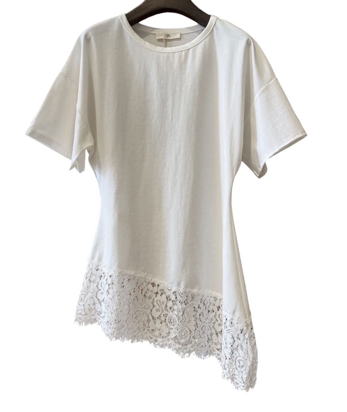 T-shirt branca com renda floral branca na parte inferior