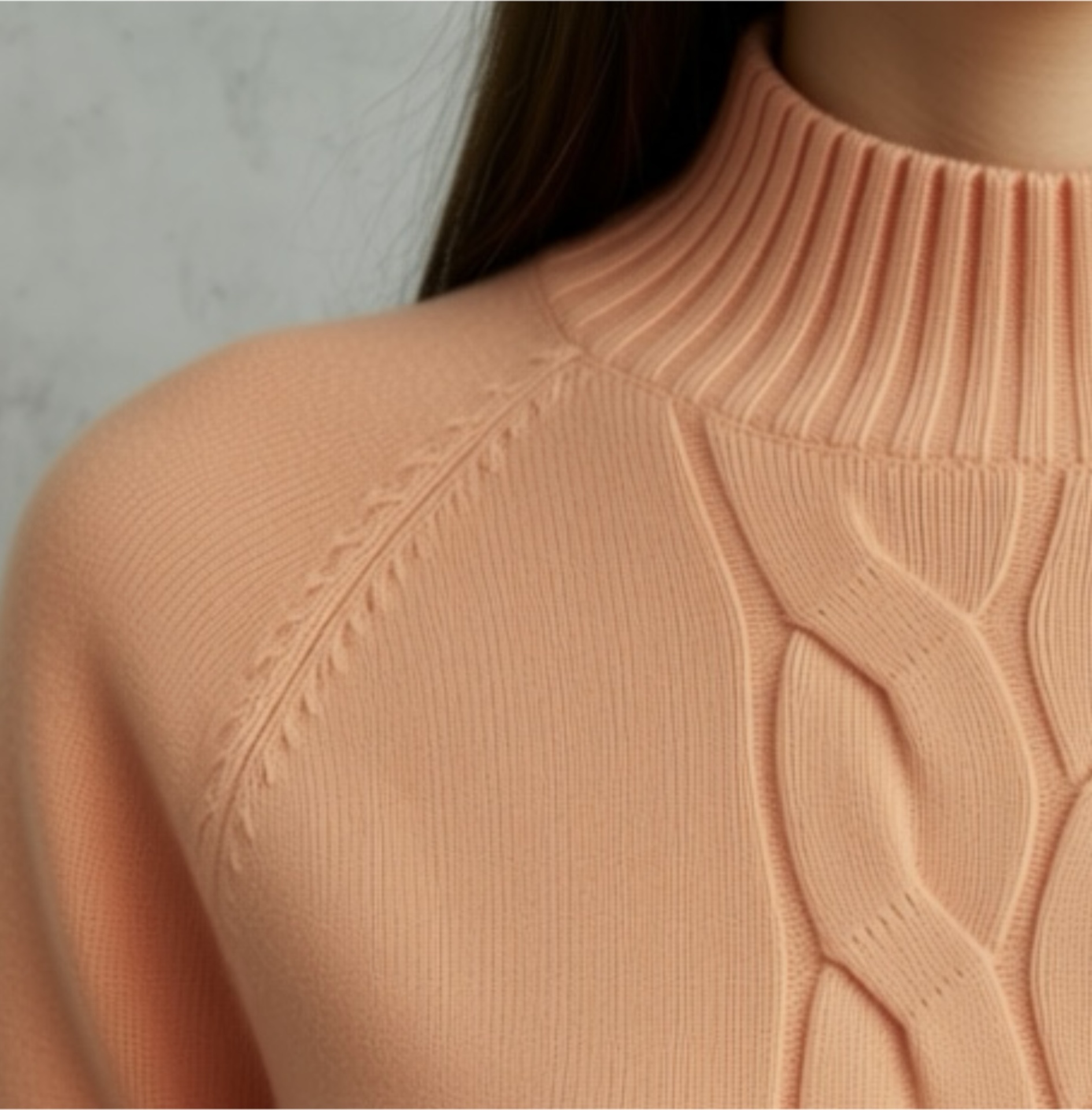 Camisola de malha pêssego com padrão trançado e gola alta canelada