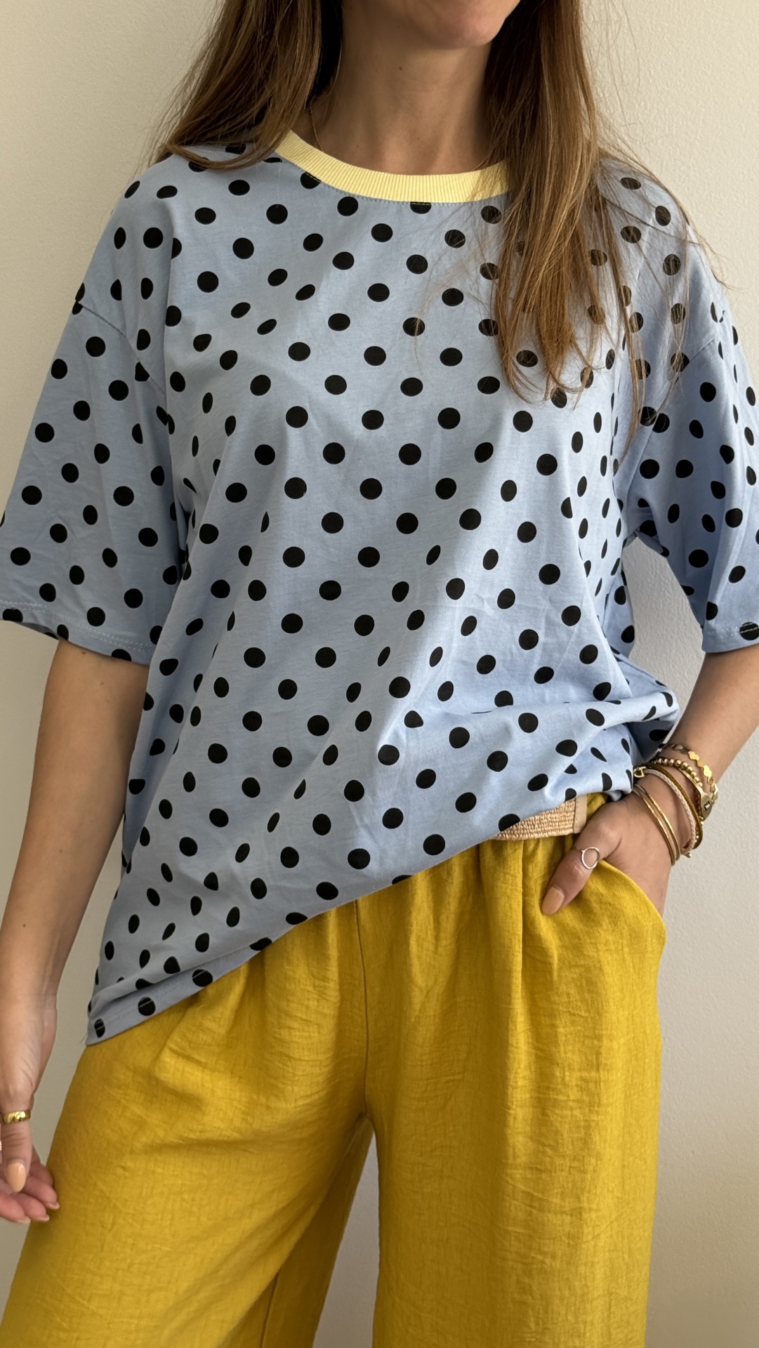 T-shirt azul claro às bolinhas pretas com calças amarelas largas