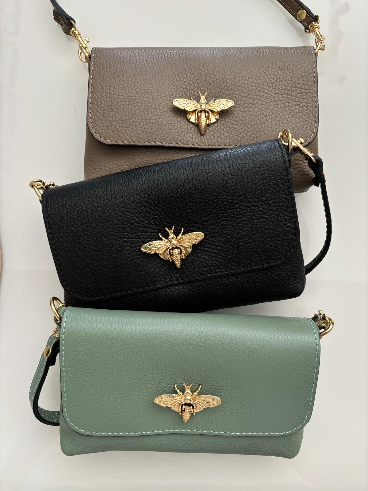 Três malas de ombro em pele com fecho abelha dourada