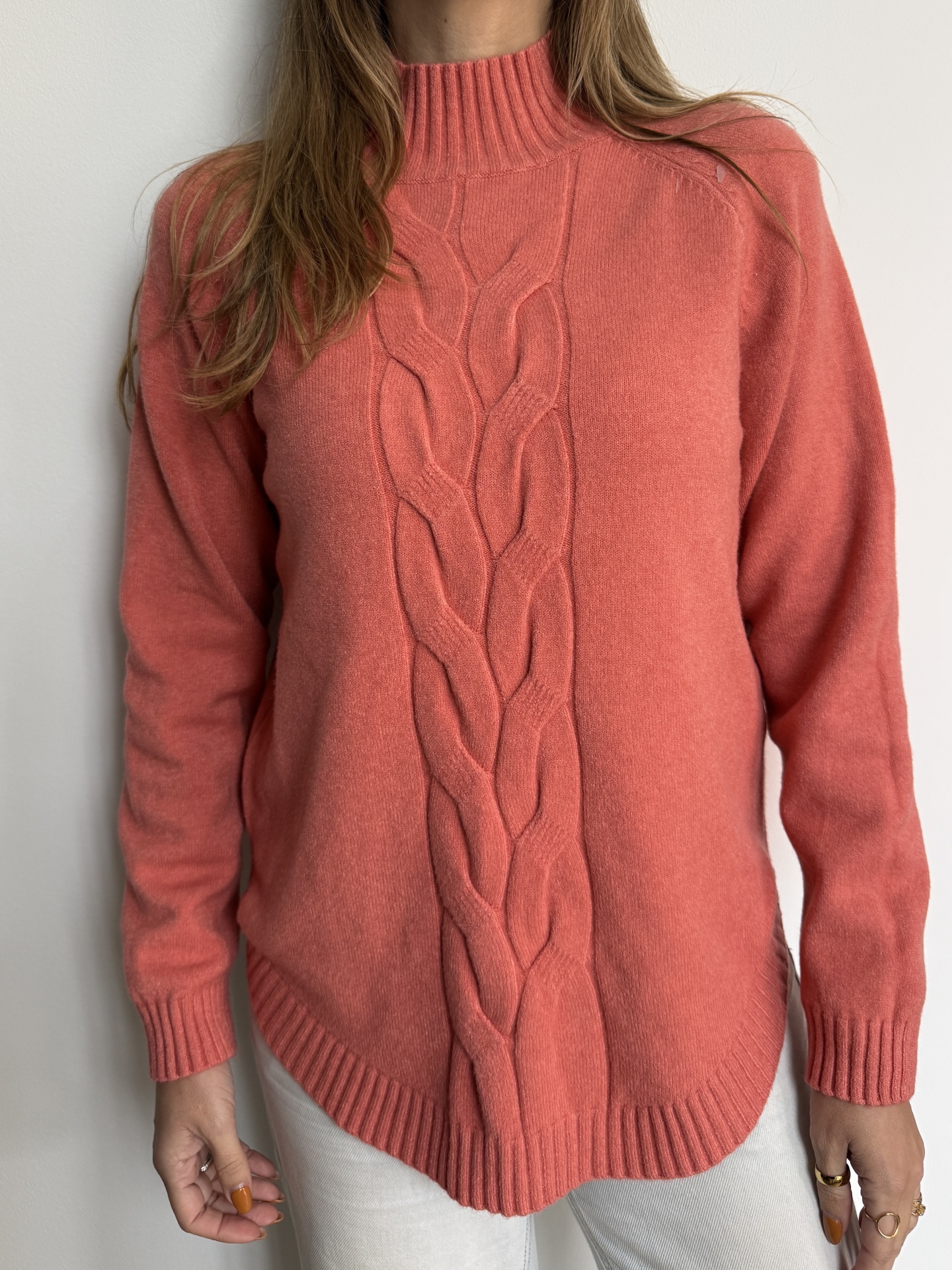 Camisola coral com padrão trançado central e gola alta