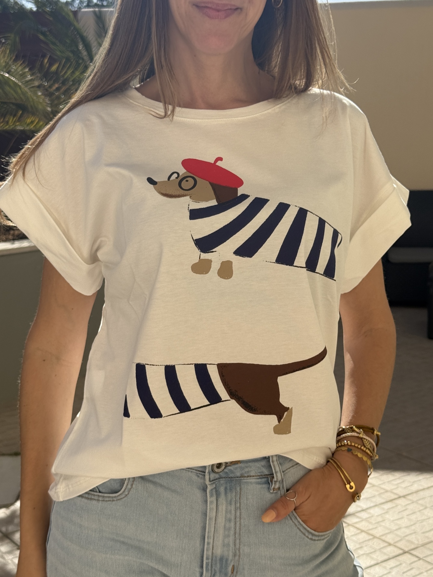 T-shirt branca com estampa de cão às riscas com boina vermelha