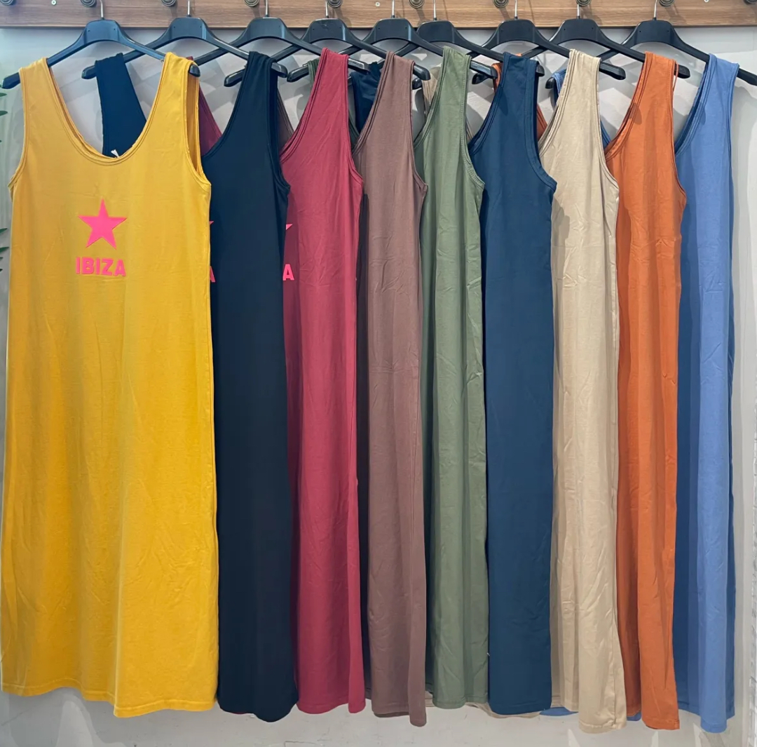 Vestidos compridos de alças finas em várias cores com o texto IBIZA no vestido amarelo.