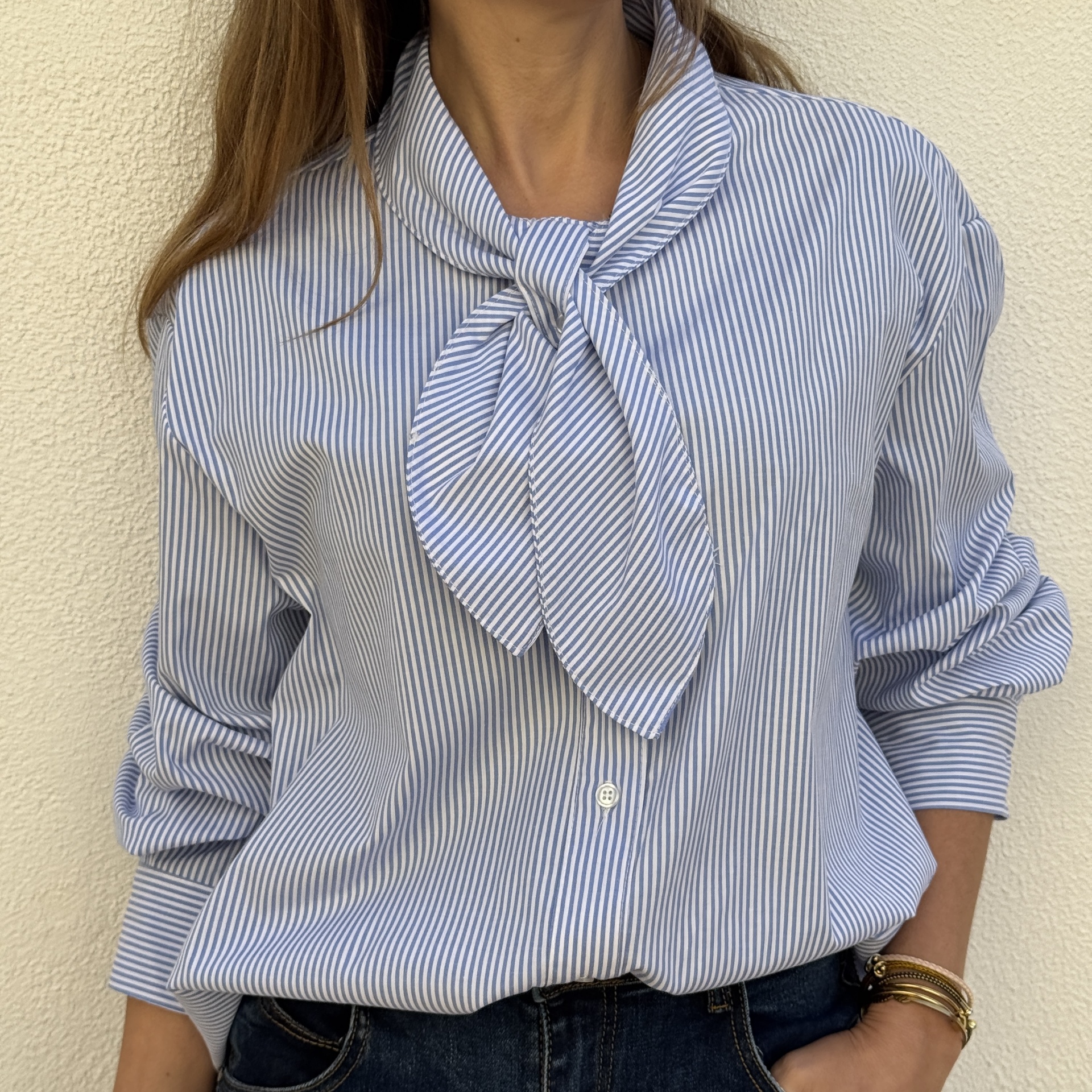 Camisa às riscas brancas e azuis com laço no colarinho