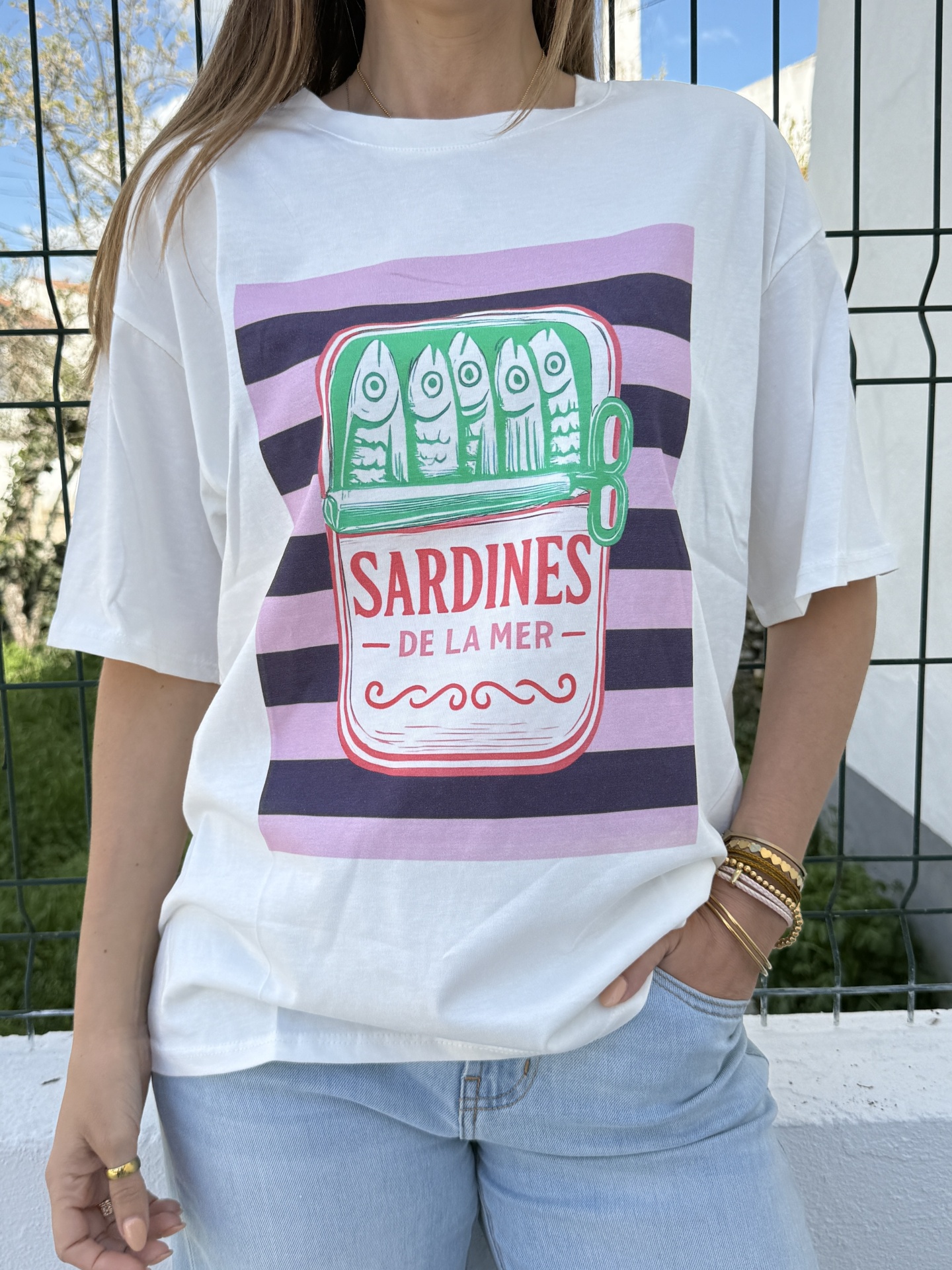 T-shirt branca com estampa de lata de sardinhas e texto em francês