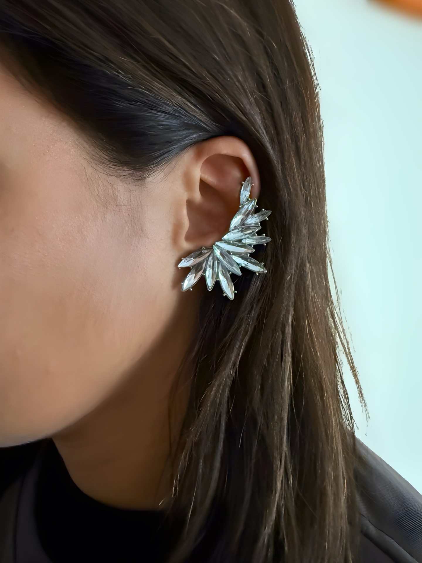 Brinco ear cuff prateado com pedras transparentes em formato de folha