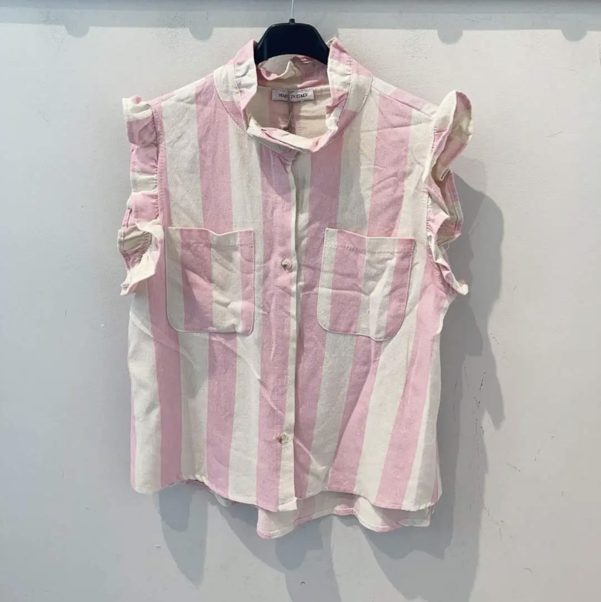 Camisa sem mangas riscada rosa e branca com bolsos e gola alta