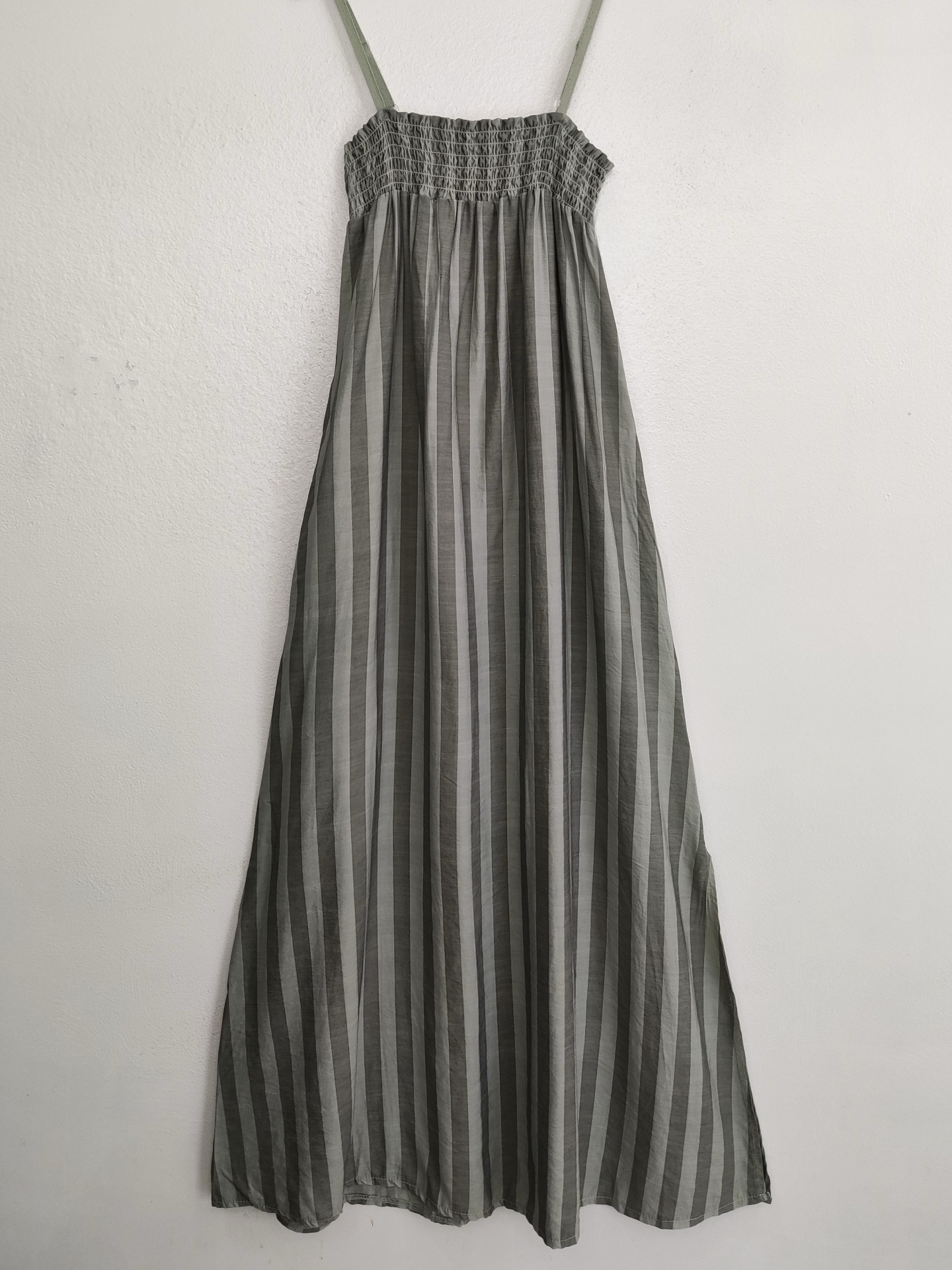 Vestido cinzento às riscas verticais com alças finas