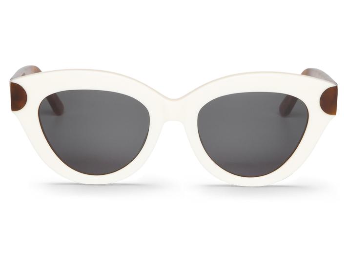 Óculos de sol com armação branca e lentes escuras