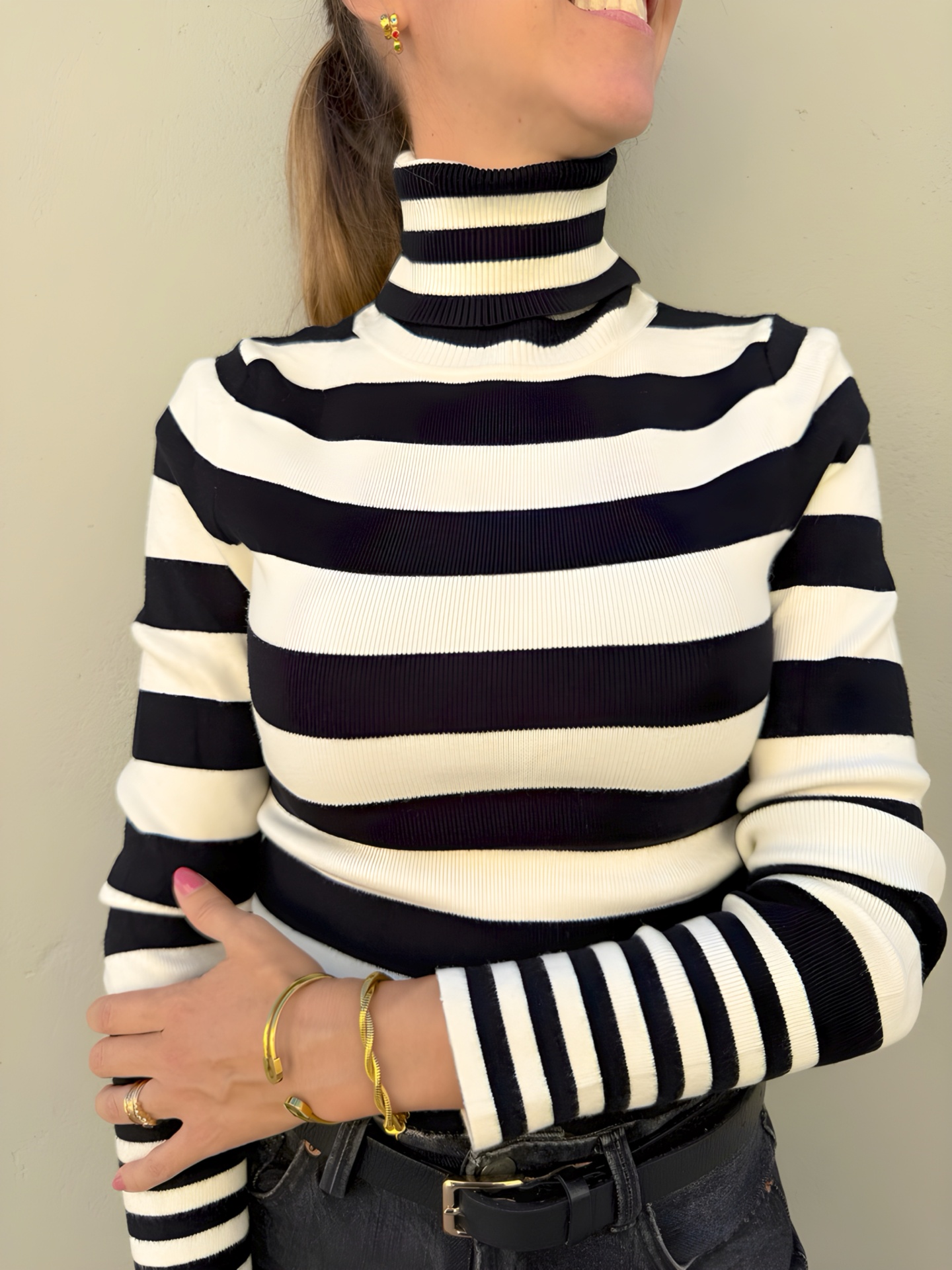 Camisola de gola alta preta e branca com riscas largas e malha canelada