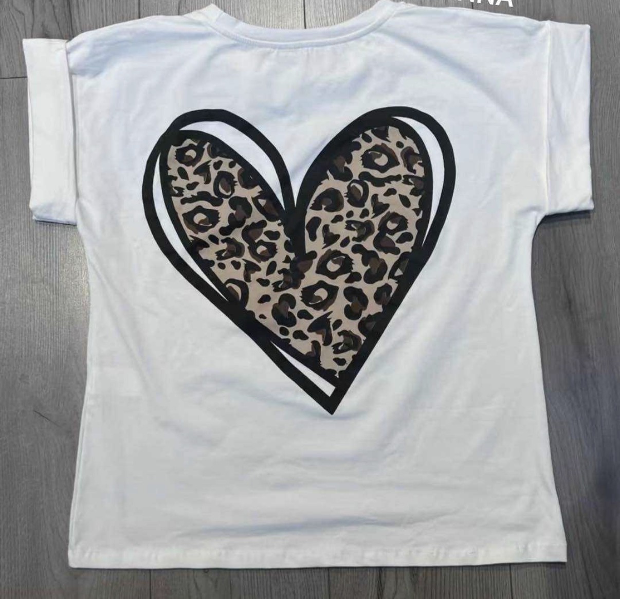 T-shirt branca com estampa de coração animal print