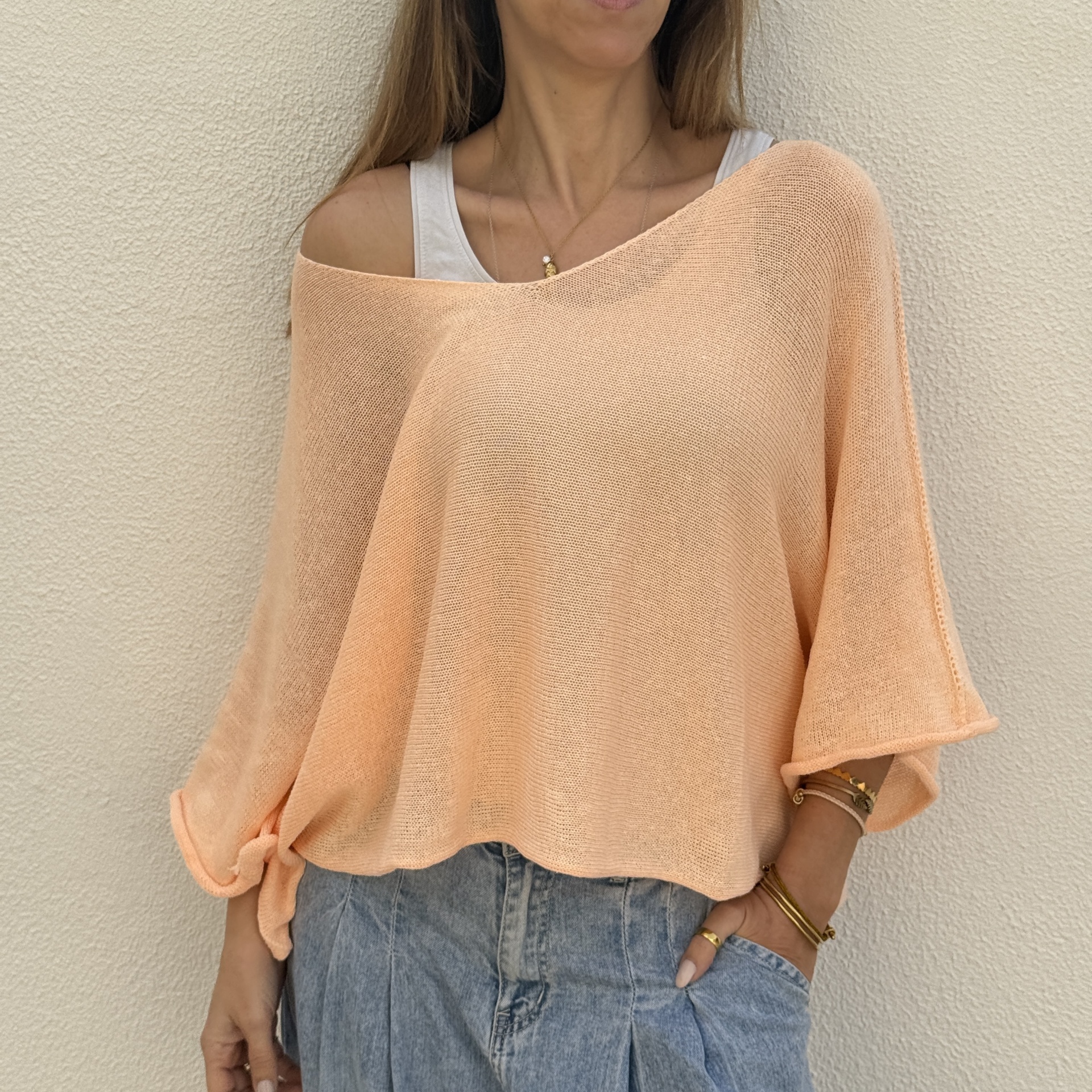 Camisola leve de malha cor pêssego com manga nó e gola barco