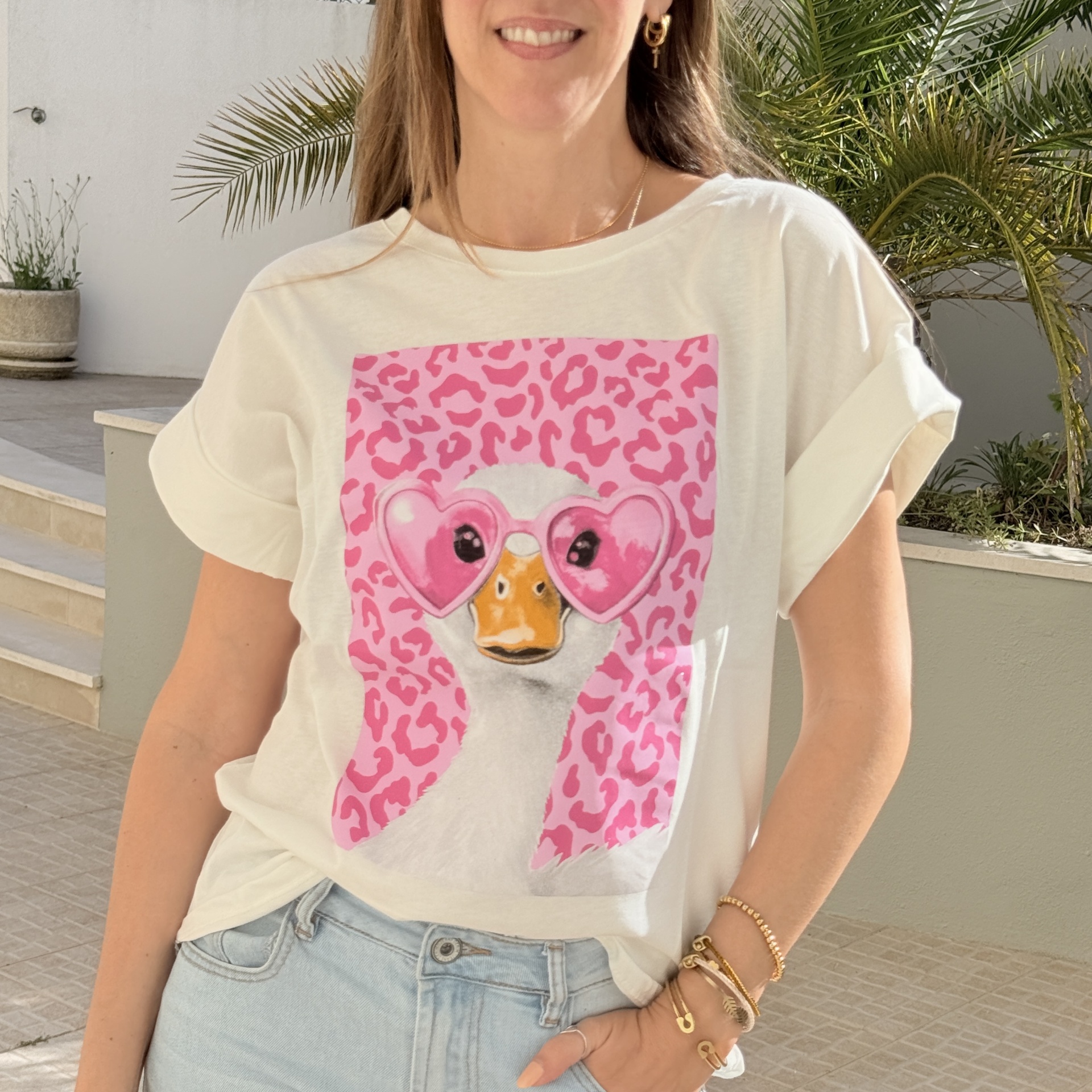T-shirt branca com estampado de pato com óculos corações rosa e padrão animal print rosa
