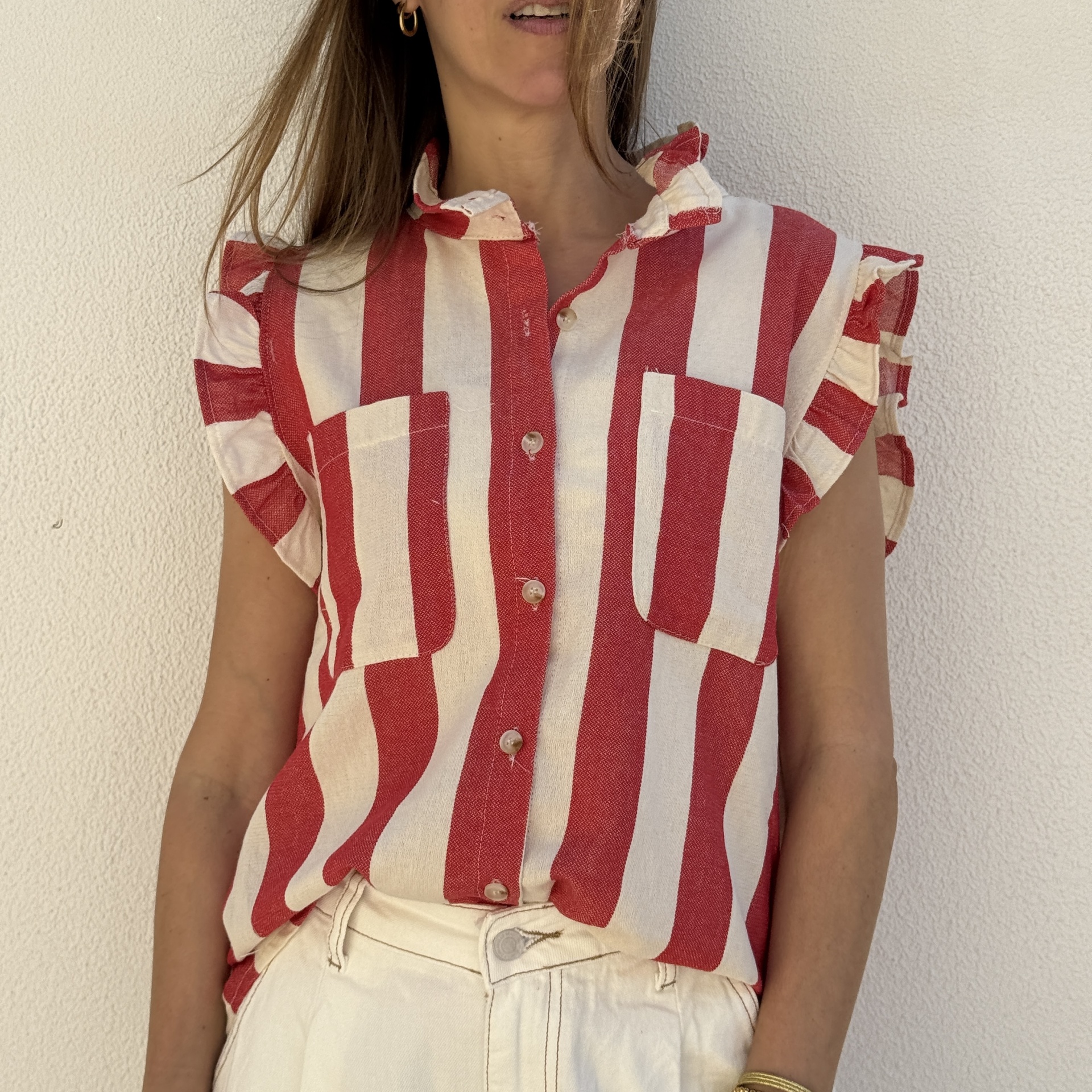 Camisa feminina às riscas verticais vermelhas e brancas com botões e bolsos no peito