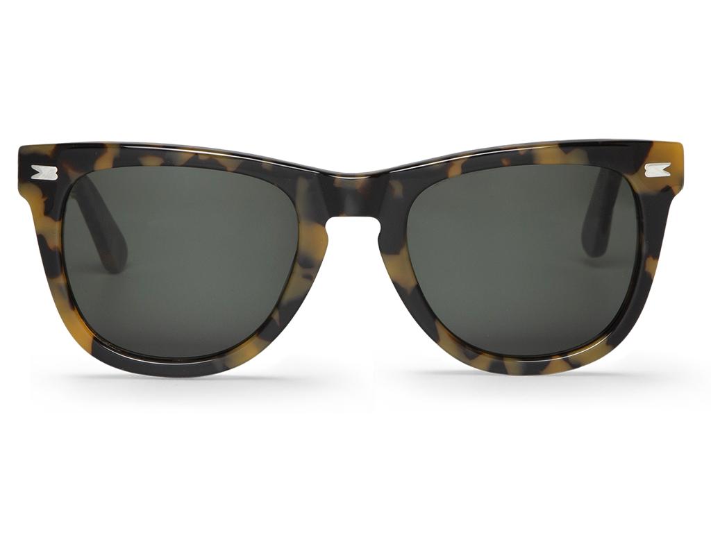 Óculos de sol com armação tartaruga castanho e preto com lentes escuras quadradas