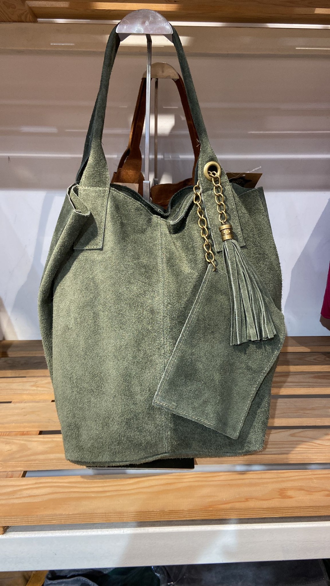 Mala verde-oliva de camurça com alças largas e pendente tassel