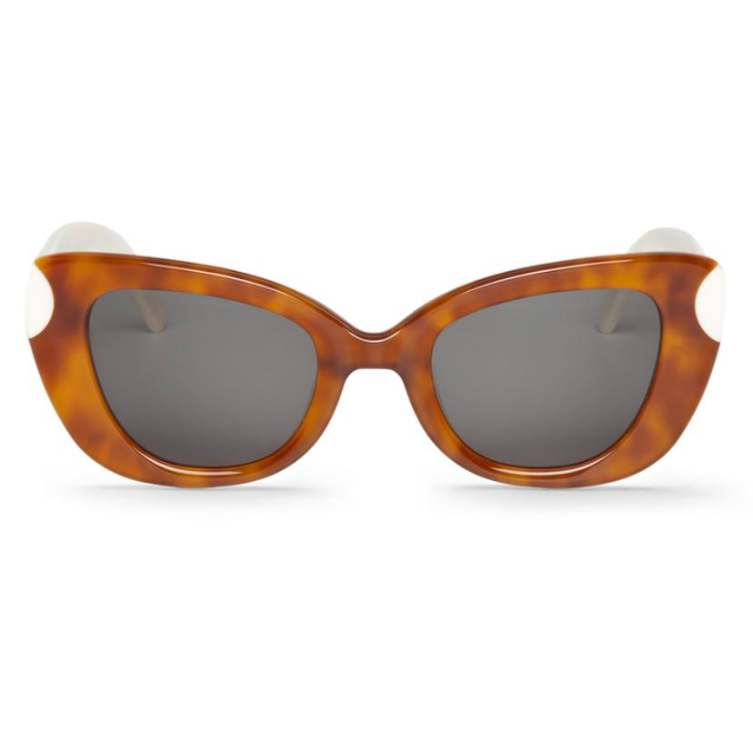 Óculos de sol cat-eye com armação tartaruga e lentes escuras