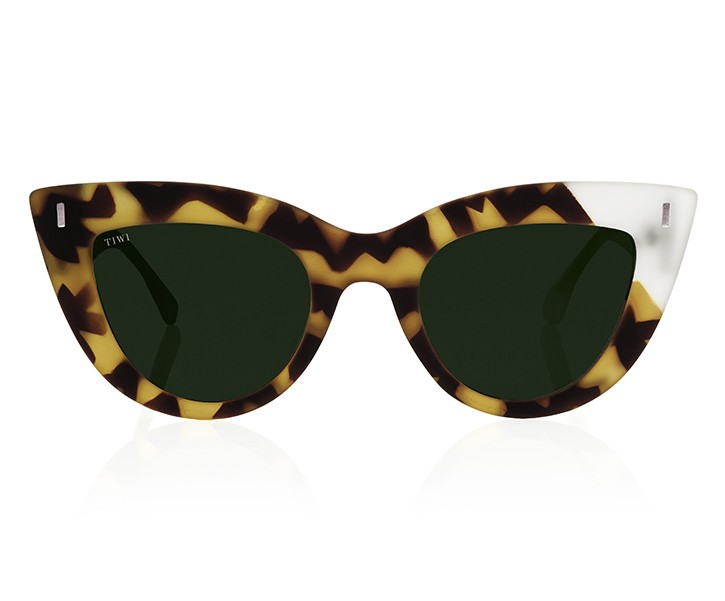 Óculos de sol com armação padrão tartaruga e lentes escuras verdes