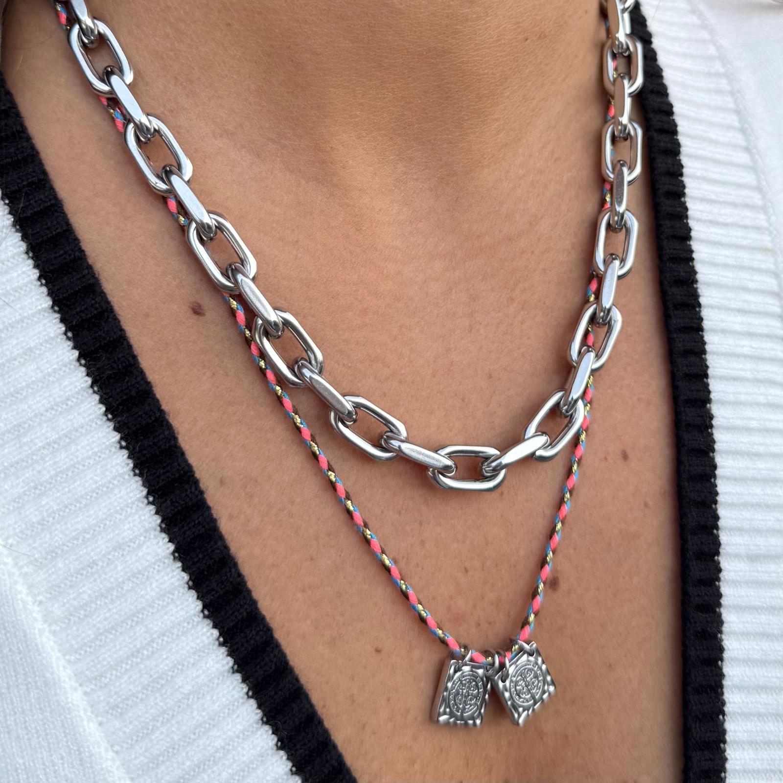 Colar duplo com corrente grossa prateada e fio trançado com pendentes metálicos quadrados