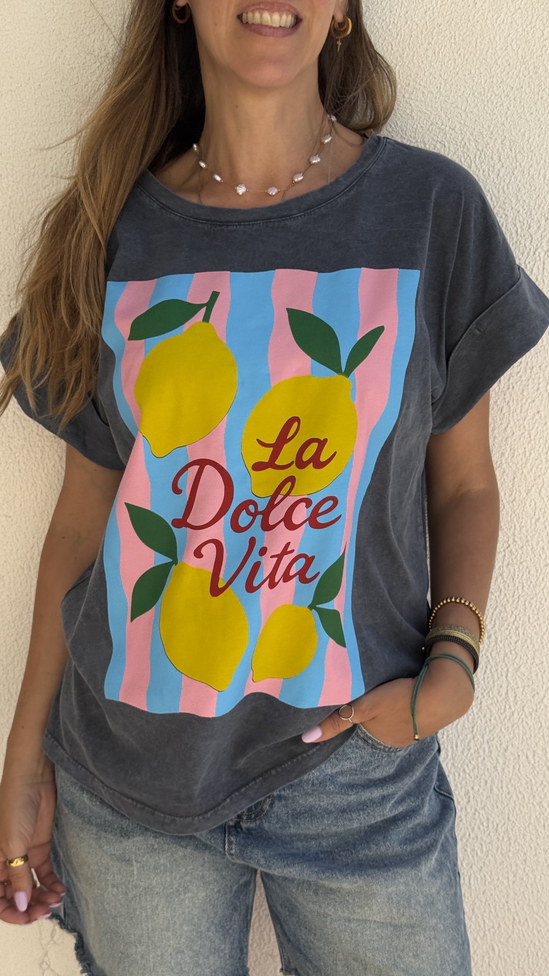 T-shirt cinza com estampa colorida de limões e texto La Dolce Vita