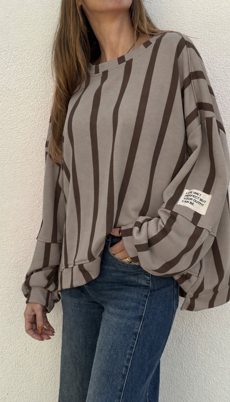 Sweatshirt cinzenta às riscas castanhas com etiqueta na manga
