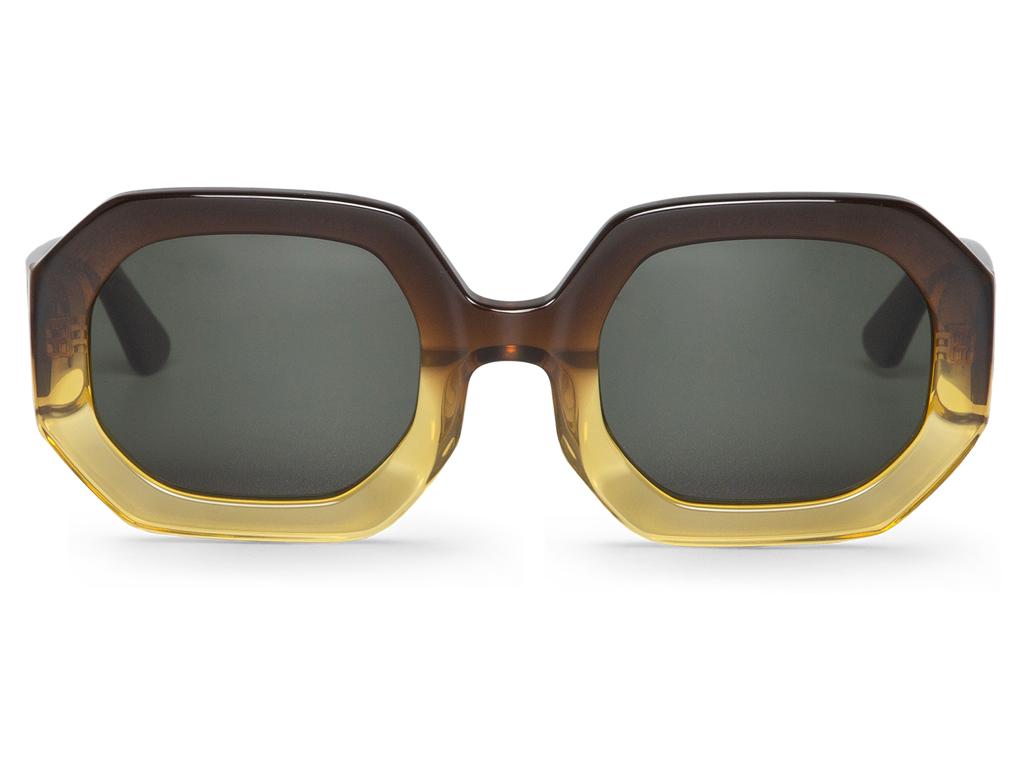 Óculos de sol com armação translúcida castanha e amarela e lentes escuras em fundo branco