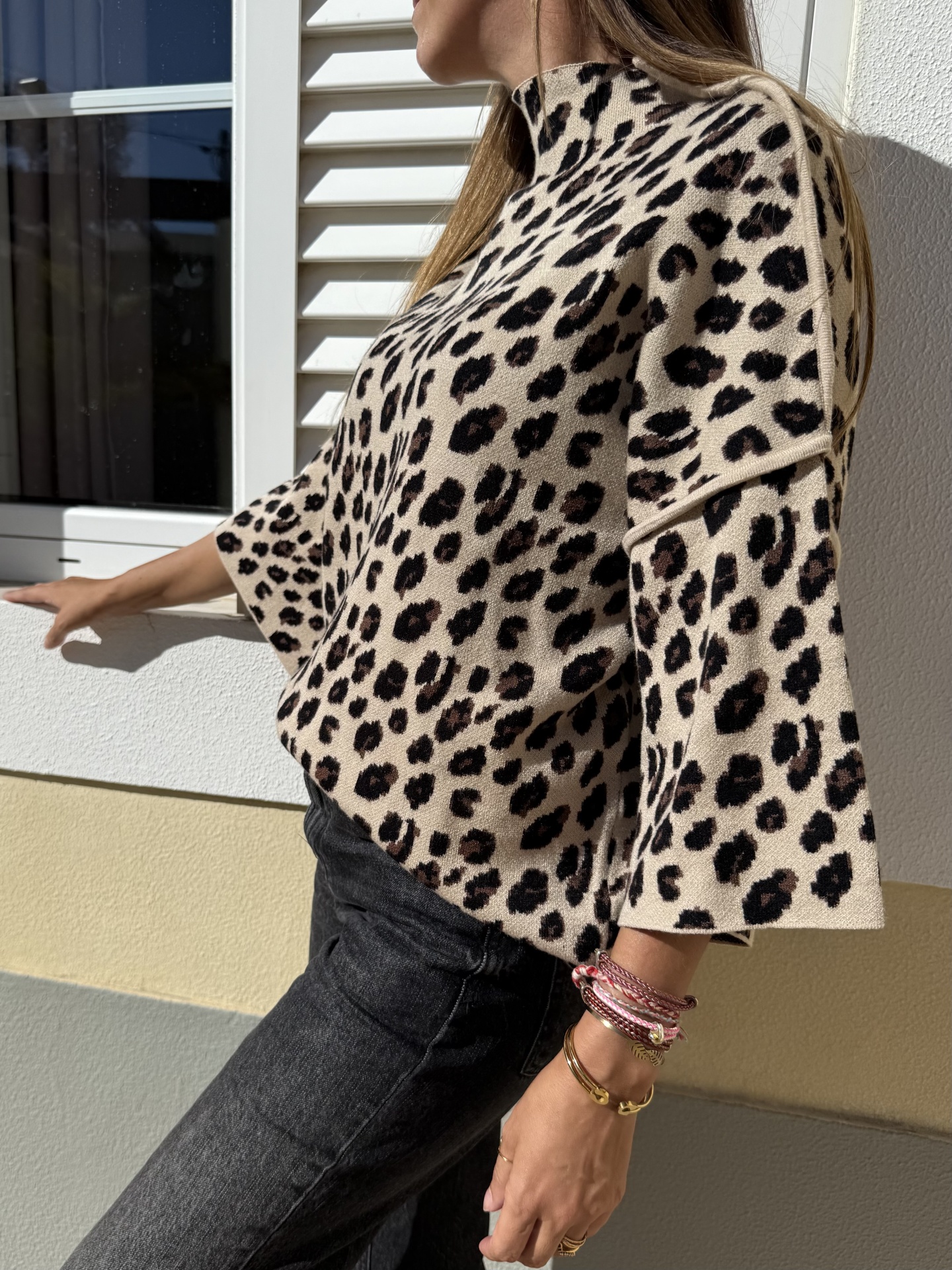 Camisola de malha com padrão de leopardo bege e preto com mangas largas e gola alta