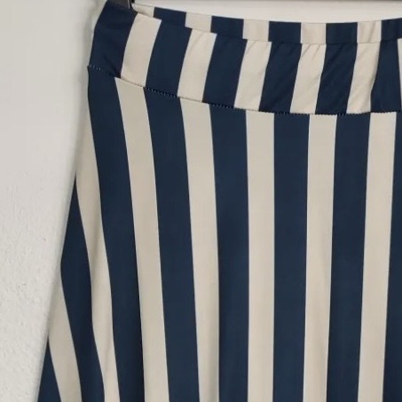 Saia ou vestido às riscas azuis e brancas com costura no cós