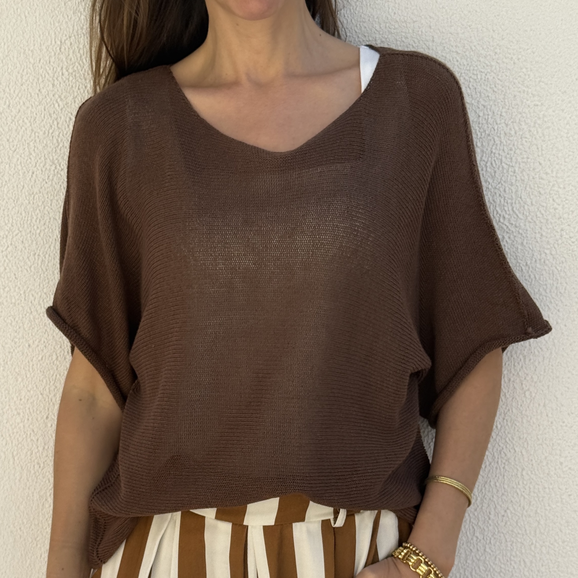 Camisola castanha de malha com decote em V e calças riscas verticais