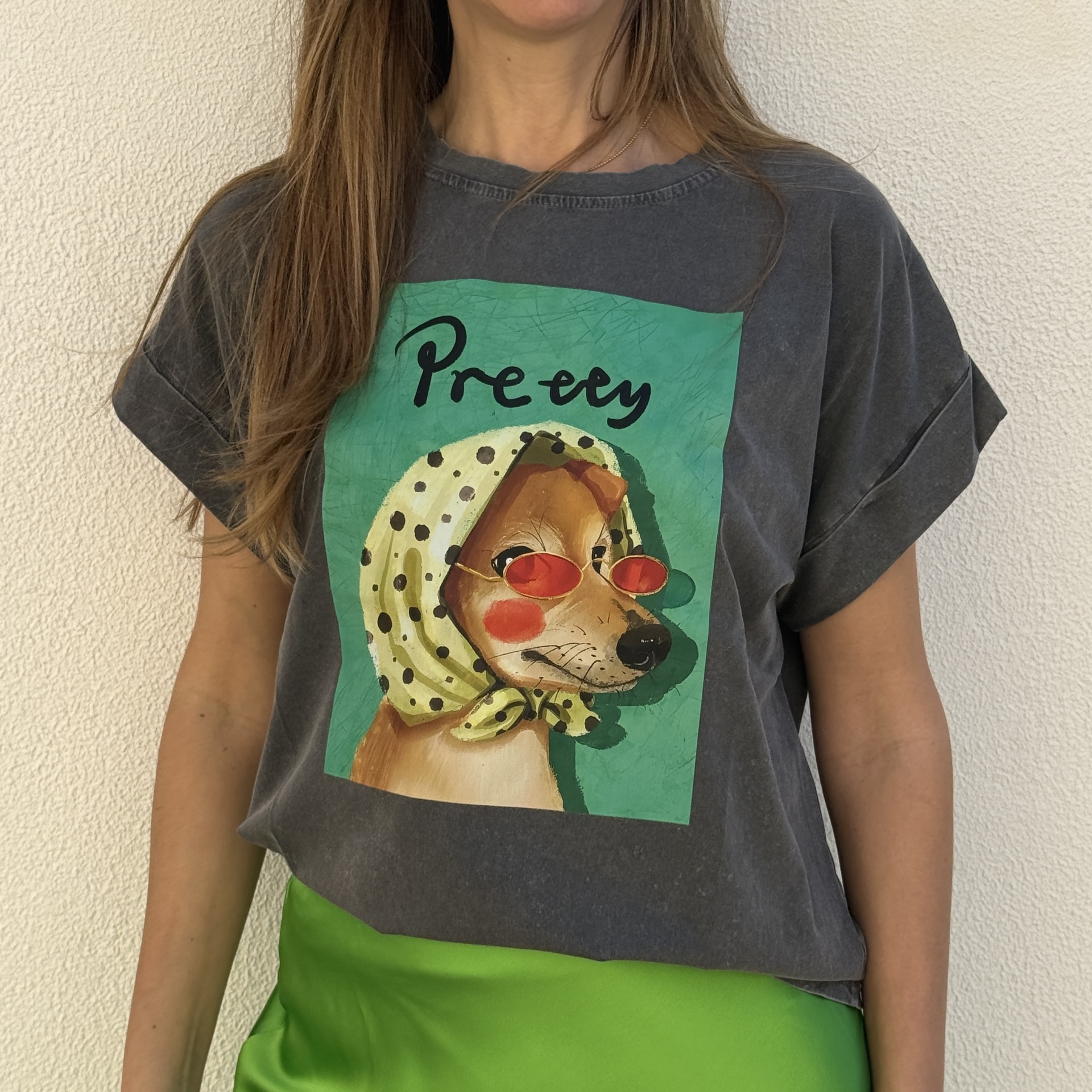 T-shirt cinzenta com desenho de cão com óculos e lenço