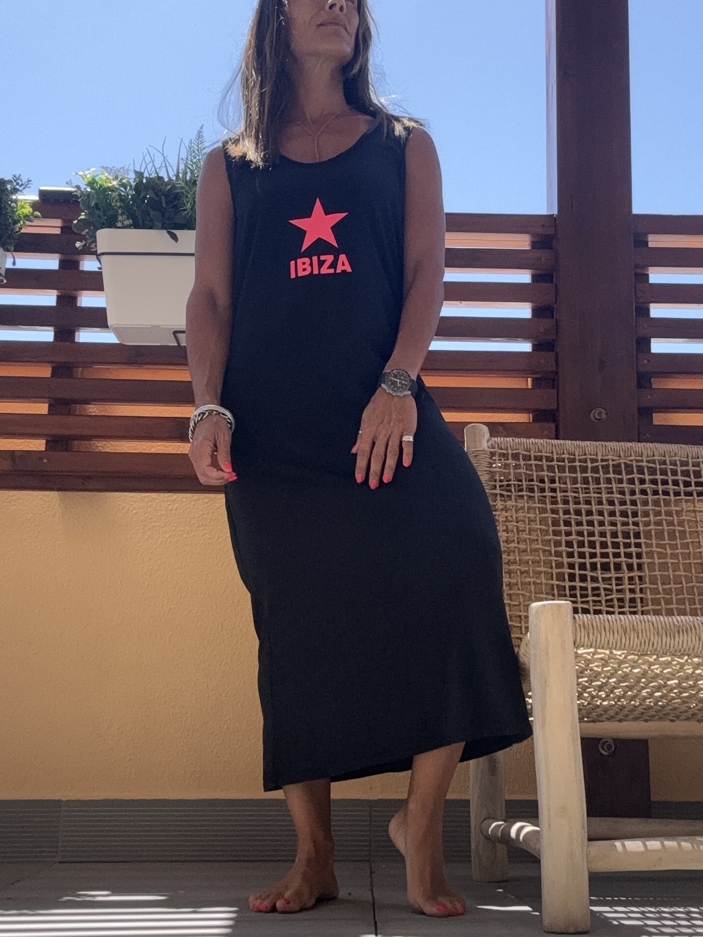 Vestido preto com estrela rosa e texto IBIZA