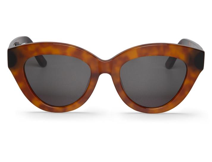 Óculos de sol castanhos padrão tartaruga com lentes escuras e hastes pretas