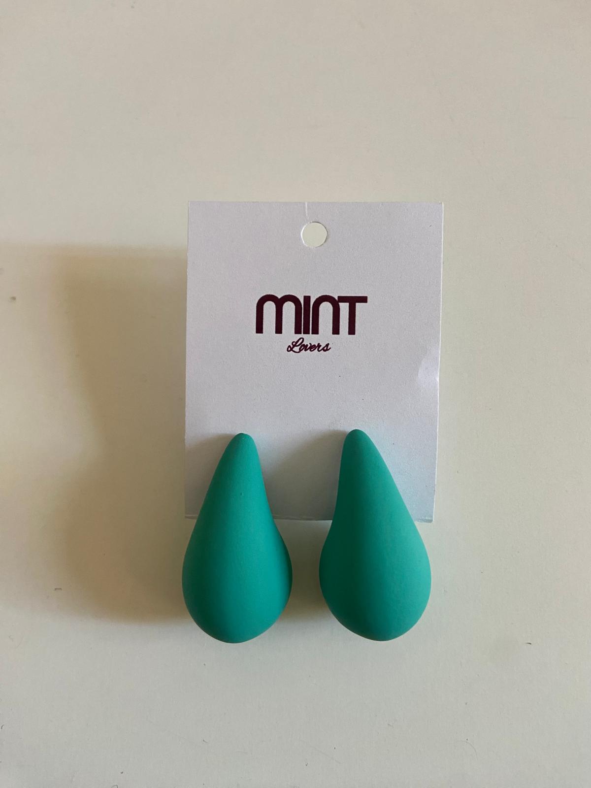 Brincos verdes em forma de gotas pendurados em cartolina branca com texto MINT Lovers