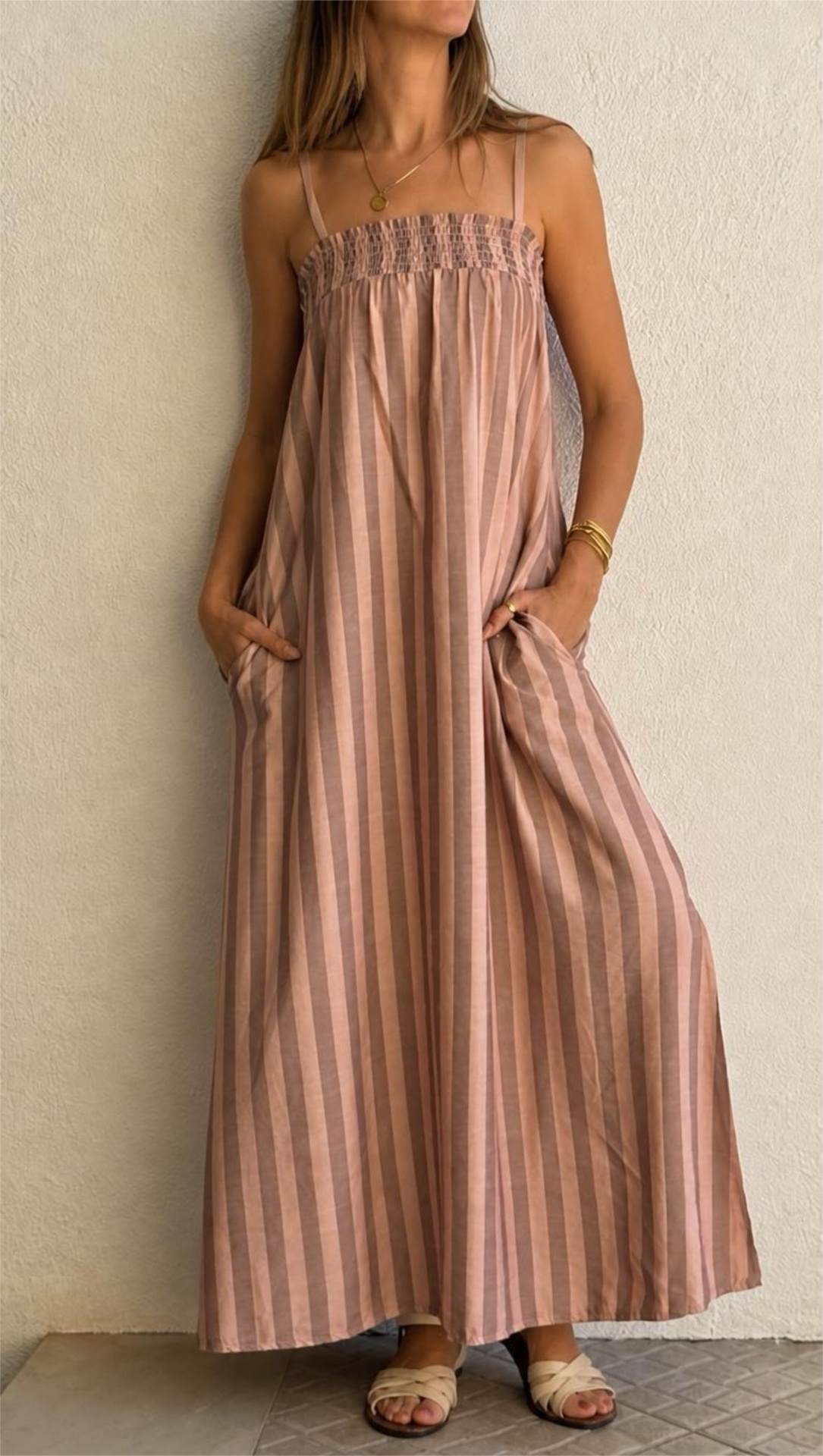 Vestido comprido às riscas rosa e bege com alças finas e bolsos laterais