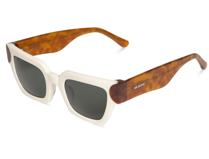 Óculos de sol quadrados com armação branca e hastes castanhas com padrão tartaruga
