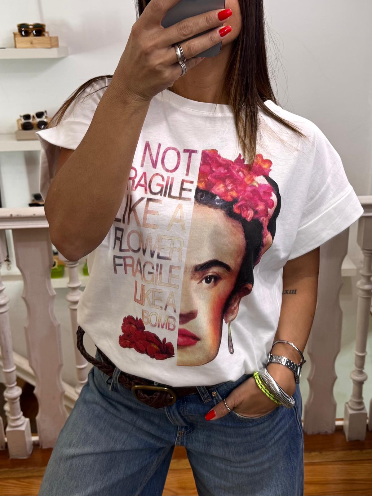 T-shirt branca com estampa colorida de Frida Kahlo e texto em inglês.